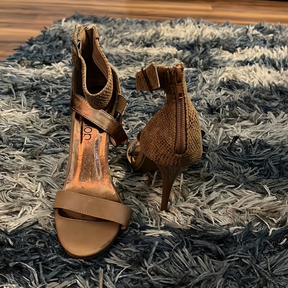 Heels - Picture 3 of 4